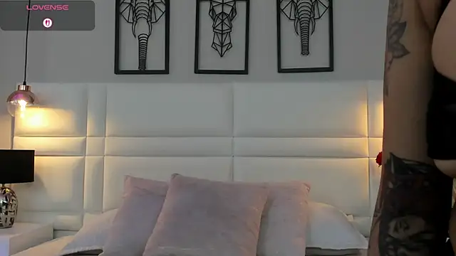 RaquelHyde  online show from February 17, 2026, 8:39 pm