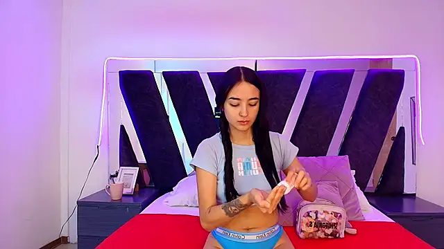 sophia love   online show from February 26, 2026, 2:06 pm