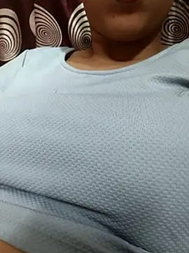 komalsharma99 online show from May 7, 2026, 5:05 pm