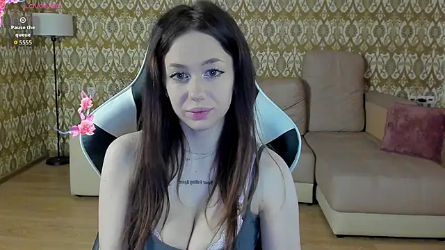 laylaura online show from May 15, 2026, 10:02 am