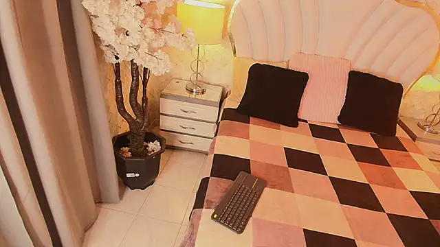 YazminJenner online show from April 14, 2026, 4:50 am