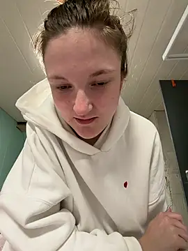 ViviLuu online show from April 14, 2026, 8:03 pm