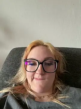 ViviLuu online show from April 27, 2026, 10:02 am