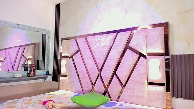 salem rosee online show from April 18, 2026, 1:41 am