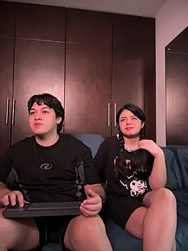 Snapshot of EmilyAndAndrew chatting on March 1, 2026, 4:23 am EmilyAndAndrew online show from March 1, 2026, 4:23 am