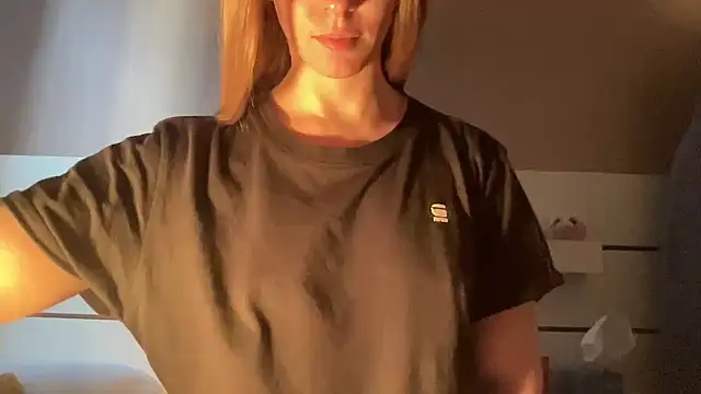 petiteetoile online show from April 4, 2026, 4:13 pm