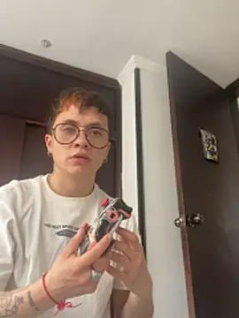 Snapshot of SimonMasseel chatting on February 13, 2026, 6:41 pm SimonMasseel online show from February 13, 2026, 6:41 pm