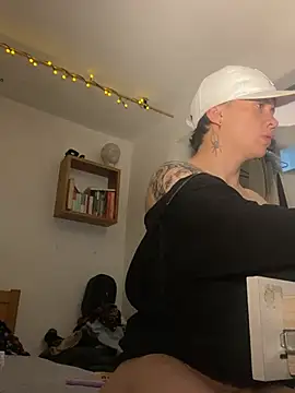 Snapshot of SimonMasseel chatting on February 21, 2026, 4:31 pm SimonMasseel online show from February 21, 2026, 4:31 pm