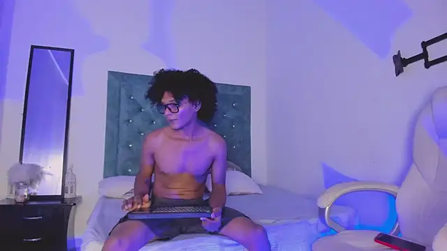 LatinoDark online show from March 3, 2026, 3:46 am