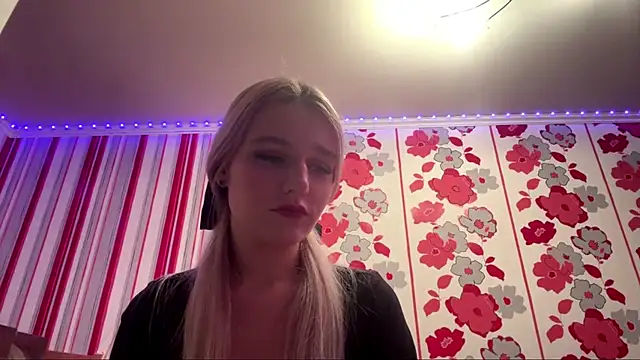 MiaBerlateen online show from February 15, 2026, 6:18 pm