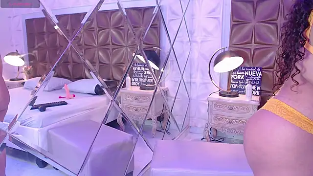 LunaJohns online show from April 4, 2026, 12:34 pm