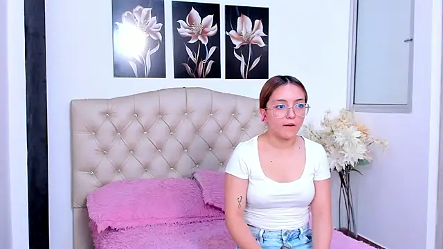 Kitty f00x online show from June 3, 2026, 7:29 pm