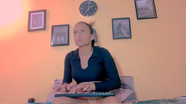 sexiempoderada18 online show from April 6, 2026, 1:45 pm