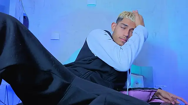 ItsZairen online show from April 15, 2026, 3:56 am