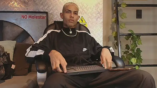 Snapshot of ItsZairen chatting on February 17, 2026, 4:21 am ItsZairen online show from February 17, 2026, 4:21 am