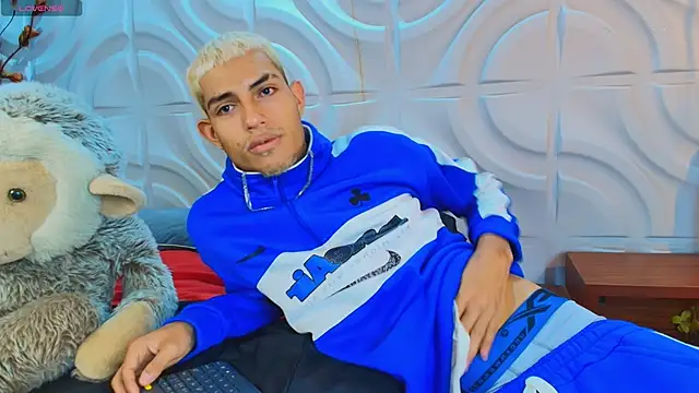 ItsZairen online show from March 29, 2026, 3:19 am