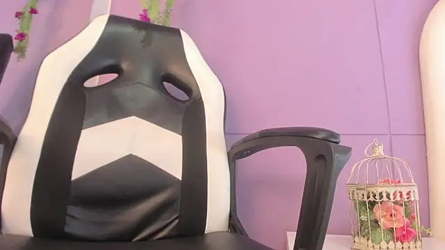 luna bradley  online show from March 7, 2026, 12:43 pm