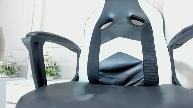 luna bradley  online show from March 24, 2026, 12:27 pm