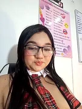 luna bradley  online show from April 10, 2026, 1:07 pm
