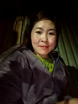 Yiyoongg online show from February 22, 2026, 12:51 pm