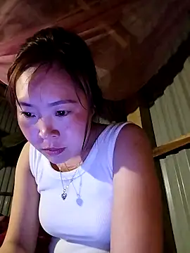 Yiyoongg online show from April 4, 2026, 1:17 pm