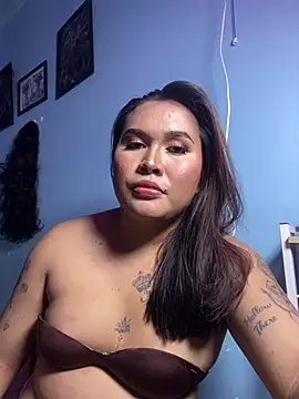 Snapshot of hollynicole chatting on June 17, 2026, 7:02 pm hollynicole online show from June 17, 2026, 7:02 pm