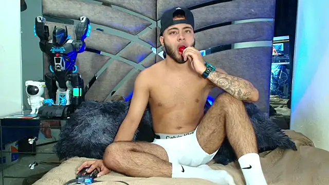Xanderstone00 online show from June 14, 2026, 5:08 am