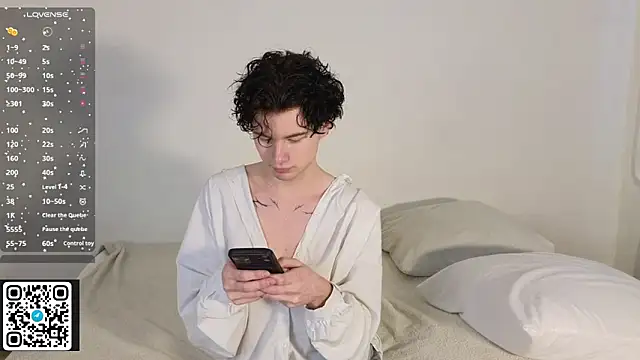 Snapshot of moon_Gloww chatting on February 12, 2026, 5:07 am moon Gloww online show from February 12, 2026, 5:07 am