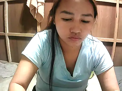 Snapshot of Cloudette_17 chatting on February 20, 2026, 9:33 am Cloudette 17 online show from February 20, 2026, 9:33 am