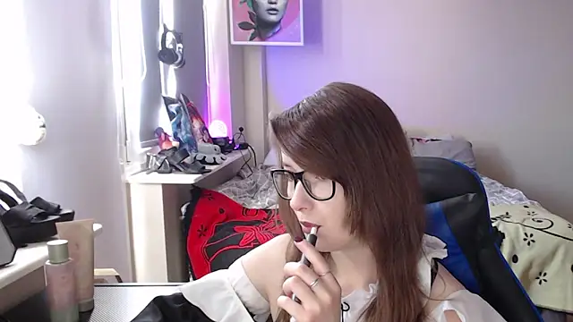 LunaXcherry online show from April 5, 2026, 8:32 am