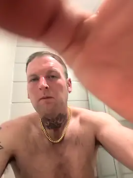 Snapshot of dave32000 chatting on February 18, 2026, 12:41 am dave32000 online show from February 18, 2026, 12:41 am