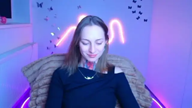 Esmi Winter online show from April 1, 2026, 1:52 pm