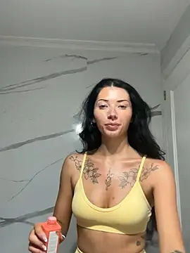 Snapshot of Karmenlovex chatting on February 18, 2026, 5:42 pm Karmenlovex online show from February 18, 2026, 5:42 pm