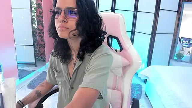 Snapshot of Julianne_7 chatting on February 23, 2026, 8:53 pm Julianne 7 online show from February 23, 2026, 8:53 pm