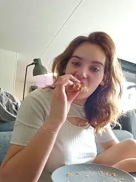 sweetsophie69 online show from March 31, 2026, 11:01 am