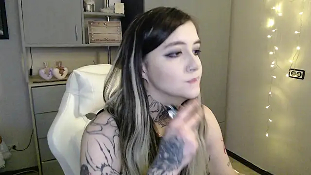 Rin Tozier online show from April 7, 2026, 1:07 am