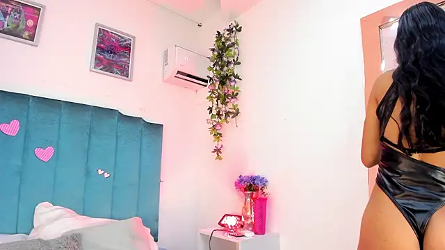 afroditaevans  online show from March 3, 2026, 1:18 pm