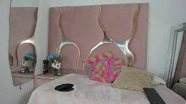 LunaScarleht online show from February 25, 2026, 1:22 pm