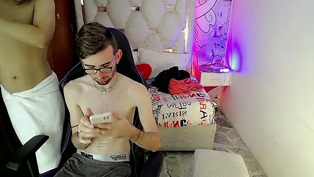 Top and bottom online show from March 19, 2026, 8:09 pm