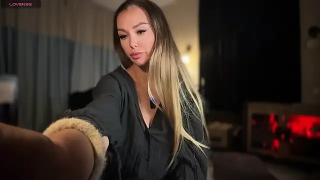 Snapshot of Untamed_Reina chatting on June 26, 2026, 6:25 pm Untamed Reina online show from June 26, 2026, 6:25 pm