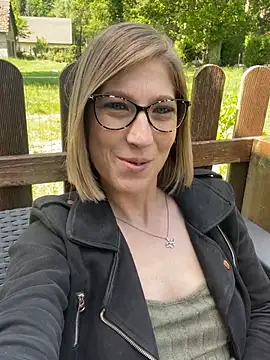 Snapshot of blondie-27 chatting on May 9, 2026, 1:25 pm blondie-27 online show from May 9, 2026, 1:25 pm