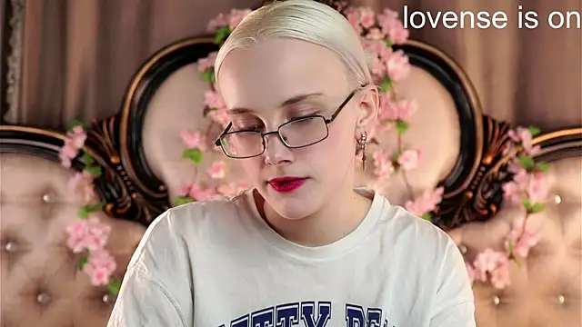 KirstinMcgeady online show from April 23, 2026, 11:16 am