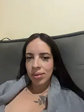 Snapshot of Larinhap chatting on July 1, 2026, 9:31 am Larinhap online show from July 1, 2026, 9:31 am