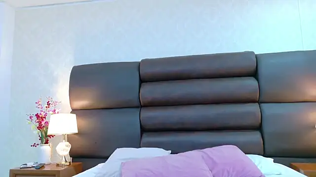 HollyOlson online show from April 17, 2026, 7:49 pm