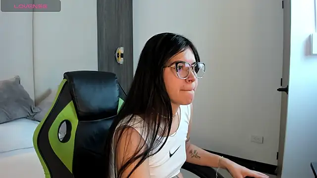 eva swan  online show from April 15, 2026, 12:53 pm