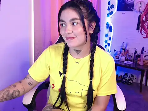 Snapshot of JanineRae chatting on March 18, 2026, 6:20 pm JanineRae online show from March 18, 2026, 6:20 pm