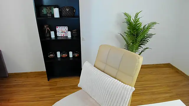 khloe starrr online show from June 1, 2026, 2:39 pm
