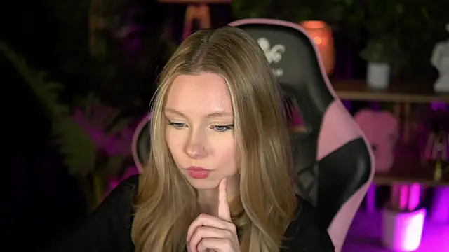 SweetDaisy me online show from February 16, 2026, 3:43 pm