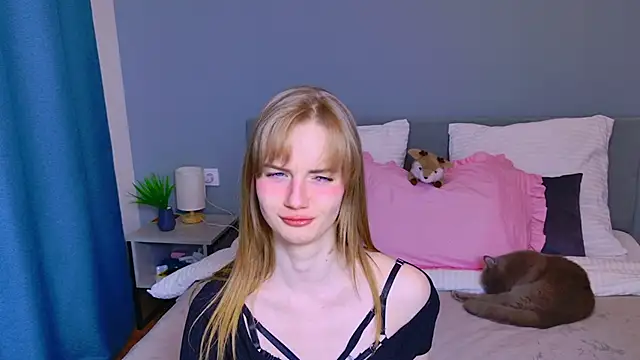 ElfieWhite online show from April 19, 2026, 6:10 pm