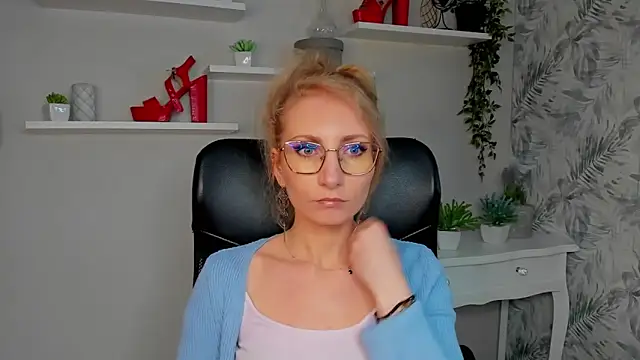 CinderellaMoon online show from March 19, 2026, 6:24 am